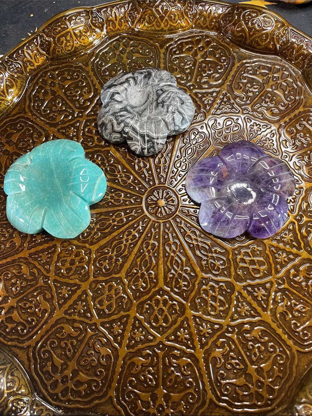 Stone flower sphere holder